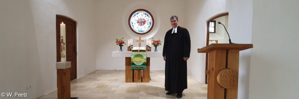 Pfarrer im Altarraum