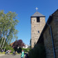 Strahlend blauer Himmel über dem Lippertsgrüner Kirchturm
