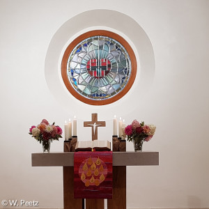 Altar mit Lutherrose im Fenster