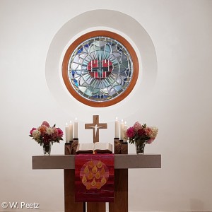 Altar mit Lutherrose im Fenster