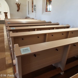 Kirchenbänke mit Sitzbeschränkungen